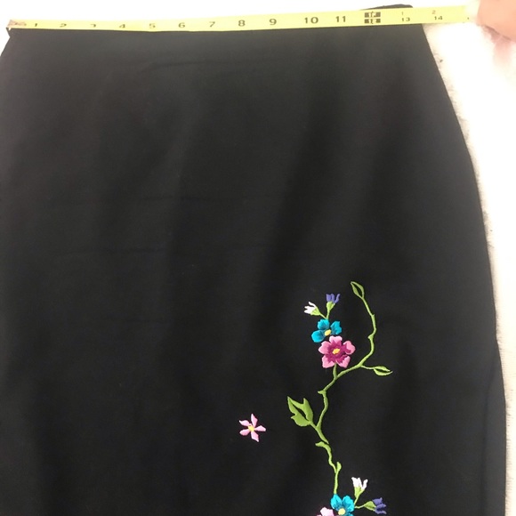 "Guess Collection skirt Size 0. - Picture 2 of 7